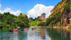 必然雕刻着一个“